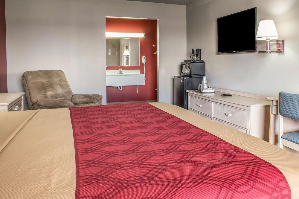 Spencer Inn & Suites Εξωτερικό φωτογραφία