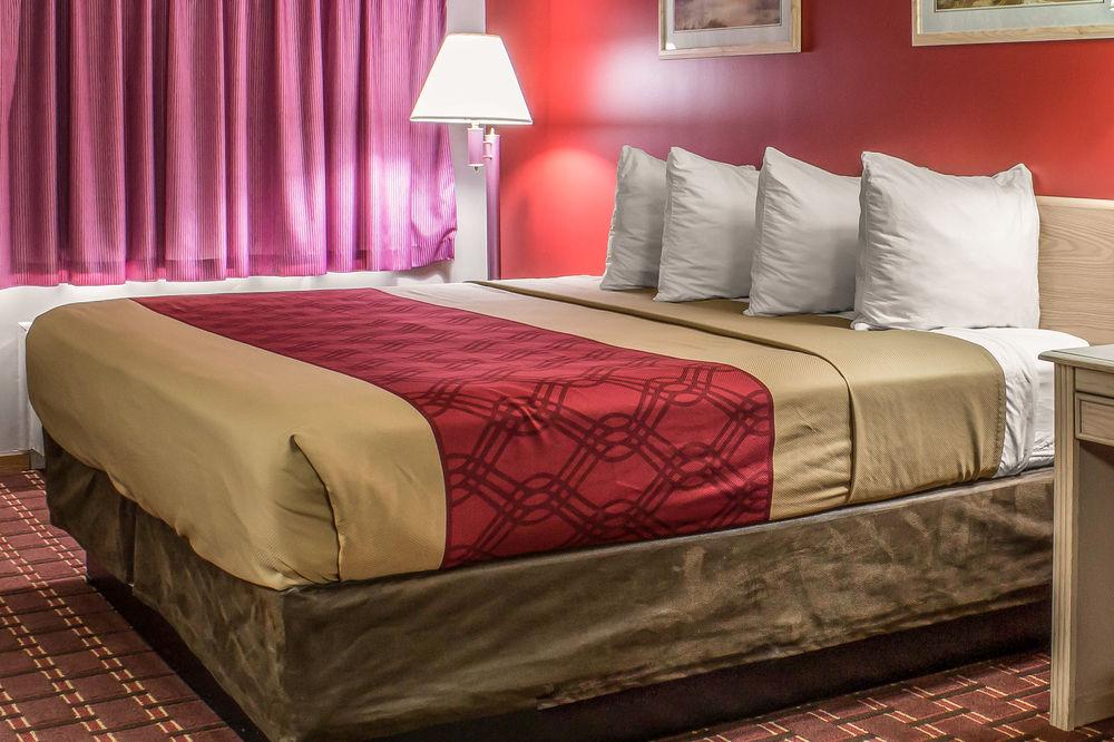 Spencer Inn & Suites Εξωτερικό φωτογραφία