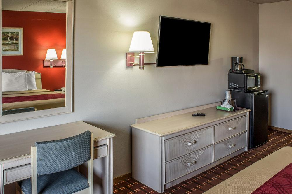 Spencer Inn & Suites Εξωτερικό φωτογραφία