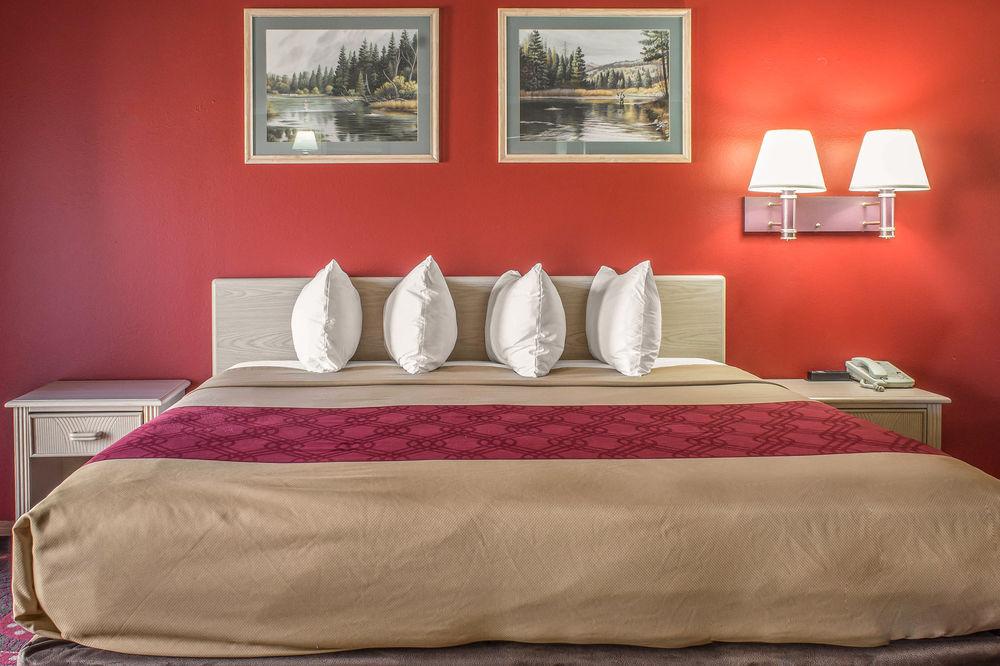 Spencer Inn & Suites Εξωτερικό φωτογραφία