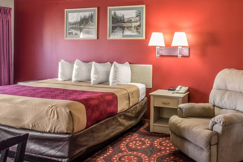 Spencer Inn & Suites Εξωτερικό φωτογραφία