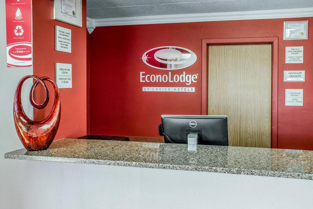 Spencer Inn & Suites Εξωτερικό φωτογραφία