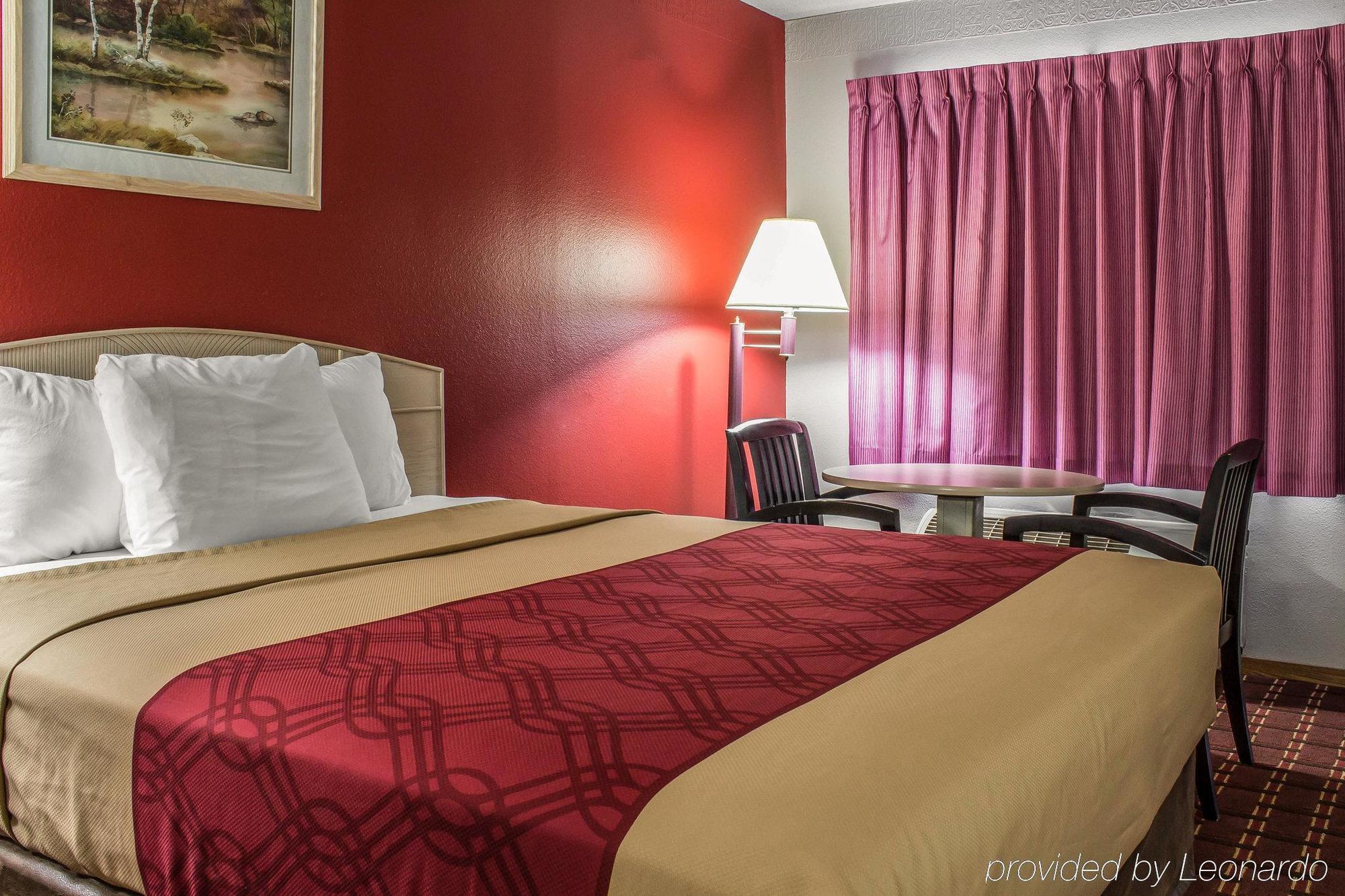 Spencer Inn & Suites Εξωτερικό φωτογραφία