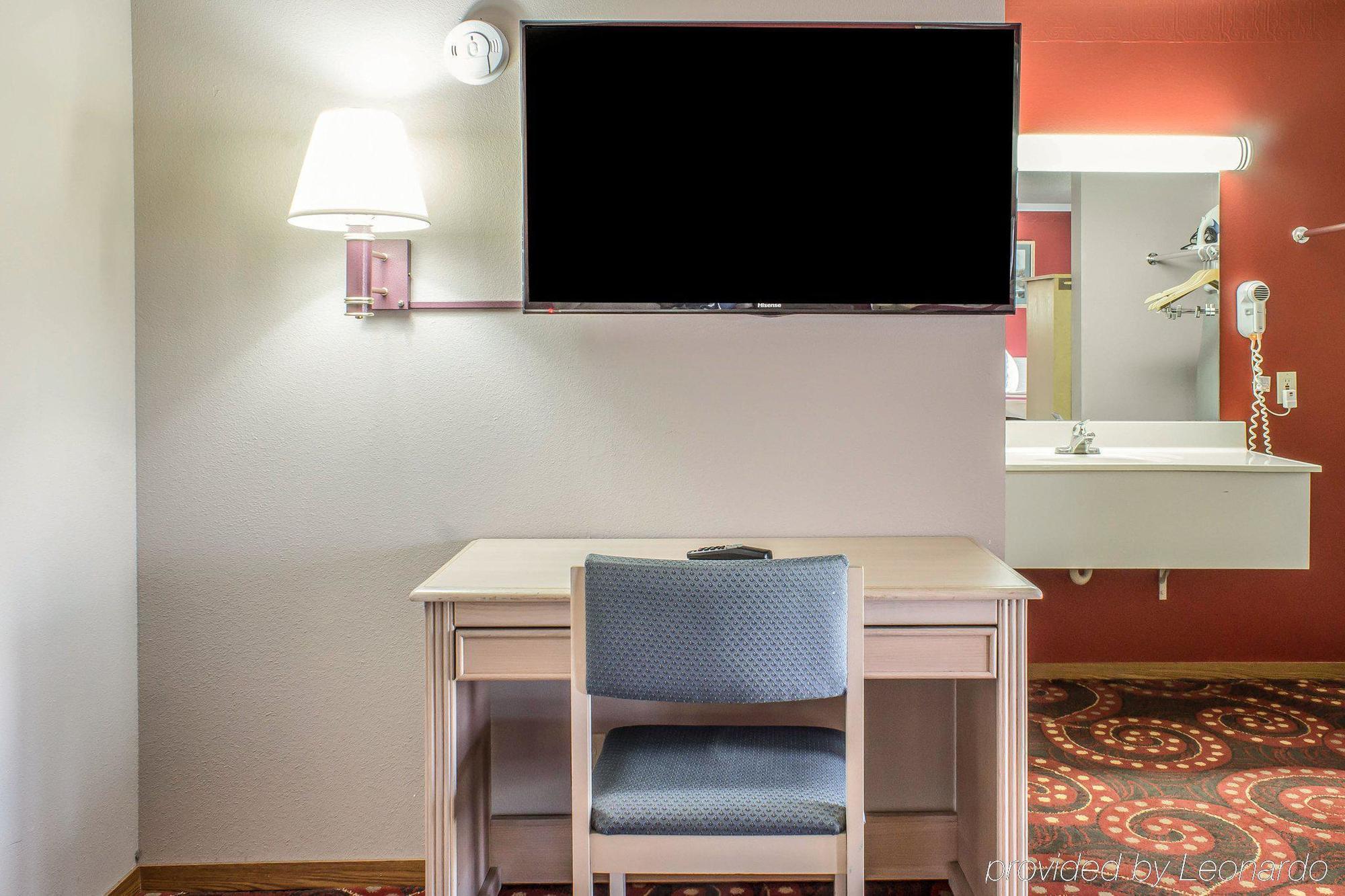 Spencer Inn & Suites Εξωτερικό φωτογραφία