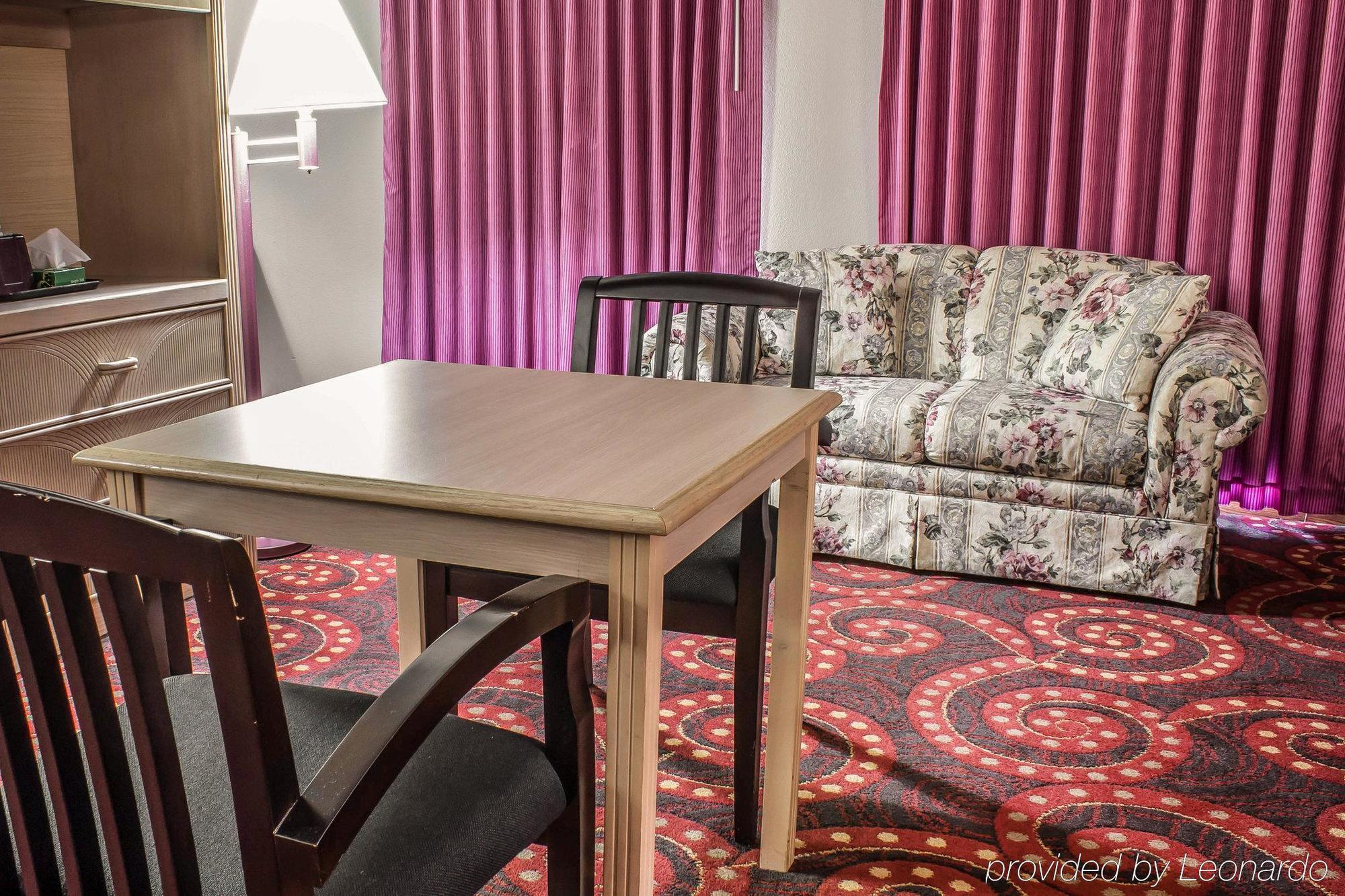 Spencer Inn & Suites Εξωτερικό φωτογραφία