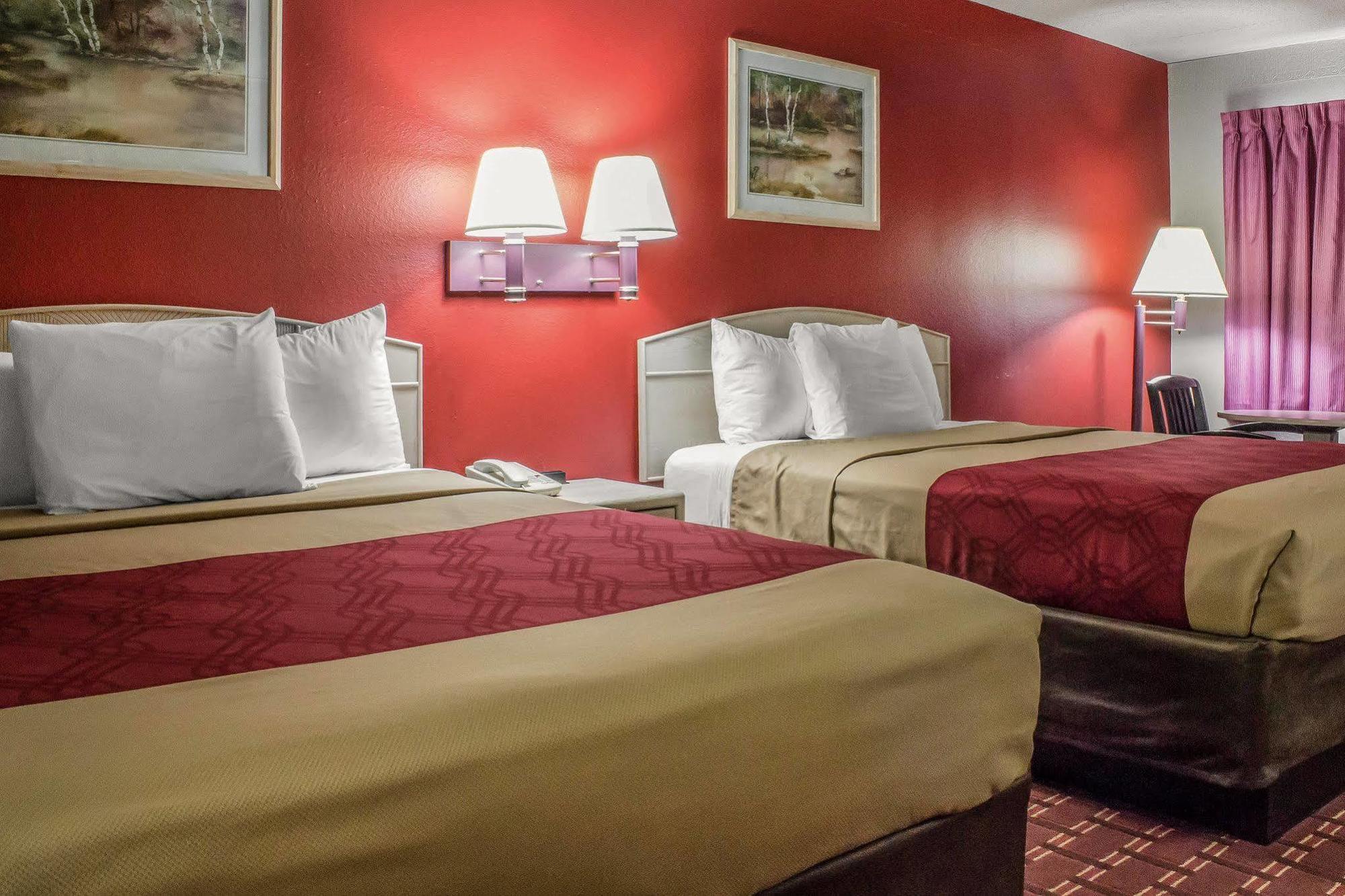 Spencer Inn & Suites Εξωτερικό φωτογραφία