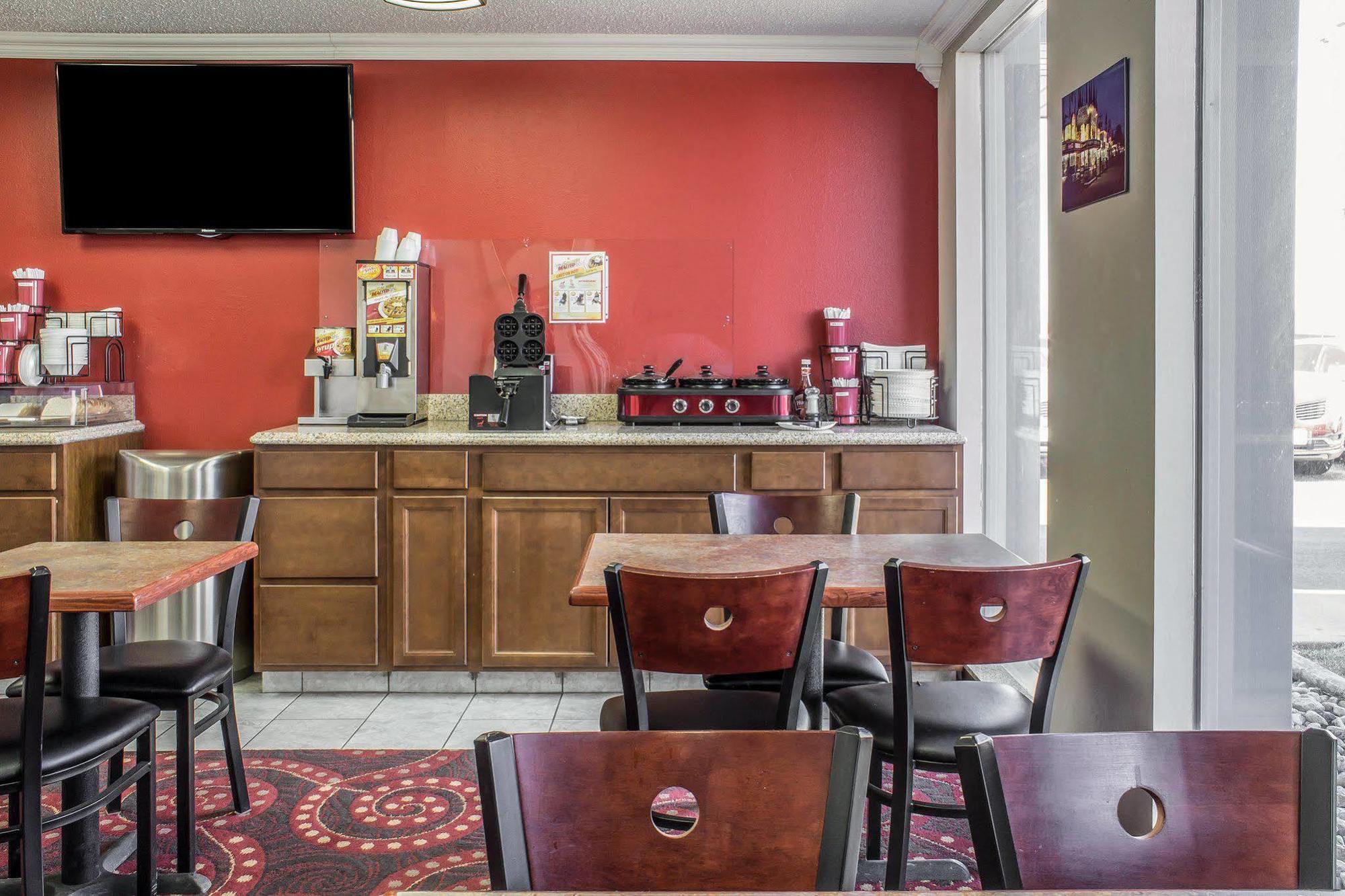Spencer Inn & Suites Εξωτερικό φωτογραφία