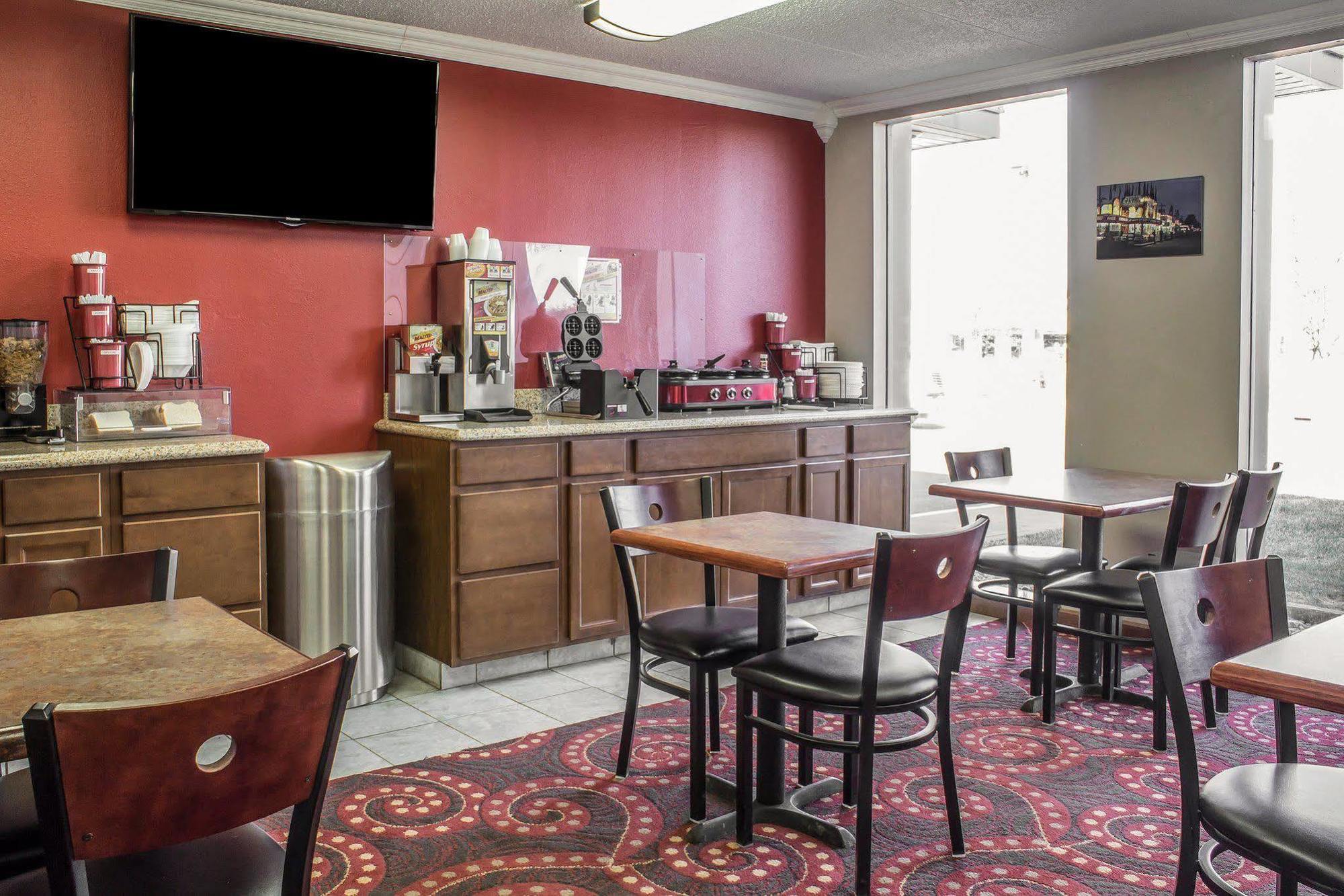 Spencer Inn & Suites Εξωτερικό φωτογραφία