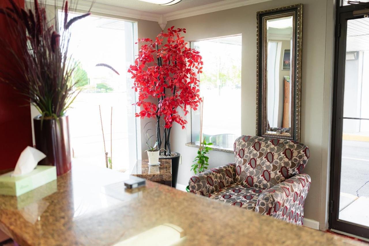 Spencer Inn & Suites Εξωτερικό φωτογραφία
