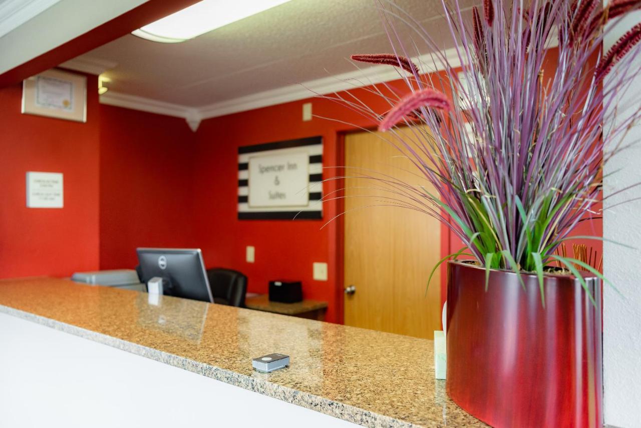 Spencer Inn & Suites Εξωτερικό φωτογραφία