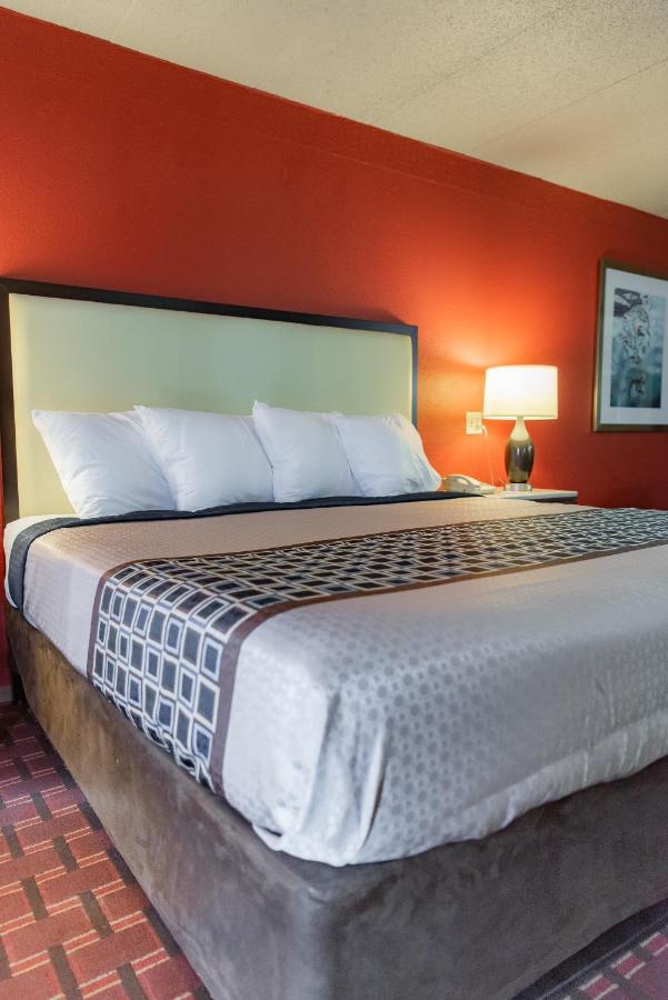 Spencer Inn & Suites Εξωτερικό φωτογραφία