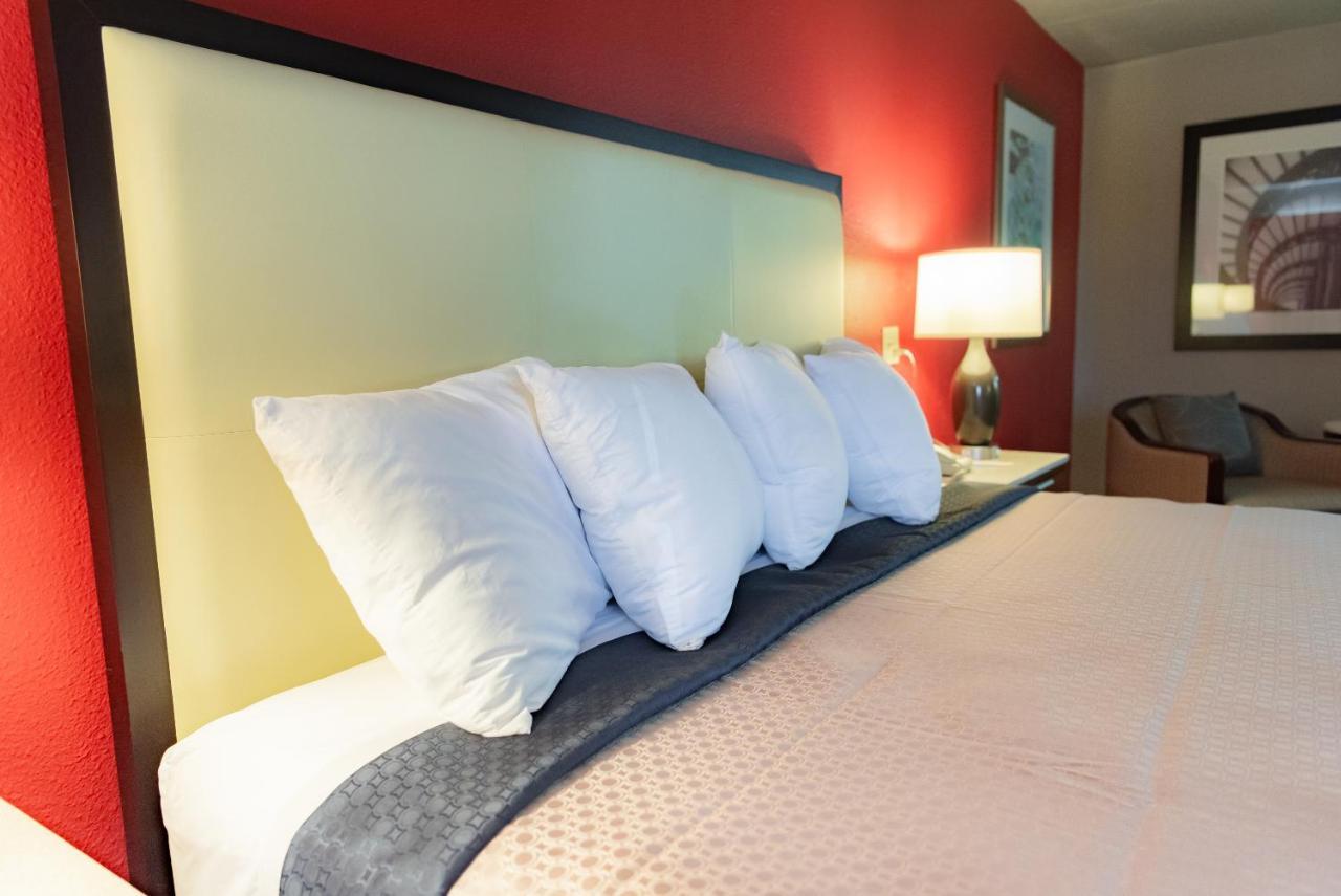 Spencer Inn & Suites Εξωτερικό φωτογραφία