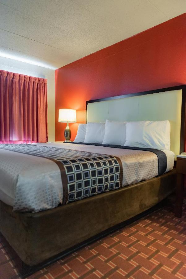 Spencer Inn & Suites Εξωτερικό φωτογραφία