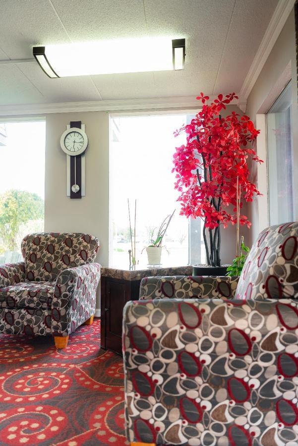 Spencer Inn & Suites Εξωτερικό φωτογραφία