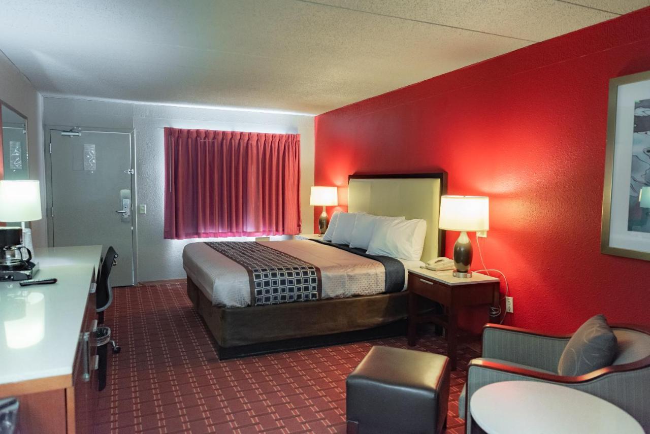Spencer Inn & Suites Εξωτερικό φωτογραφία