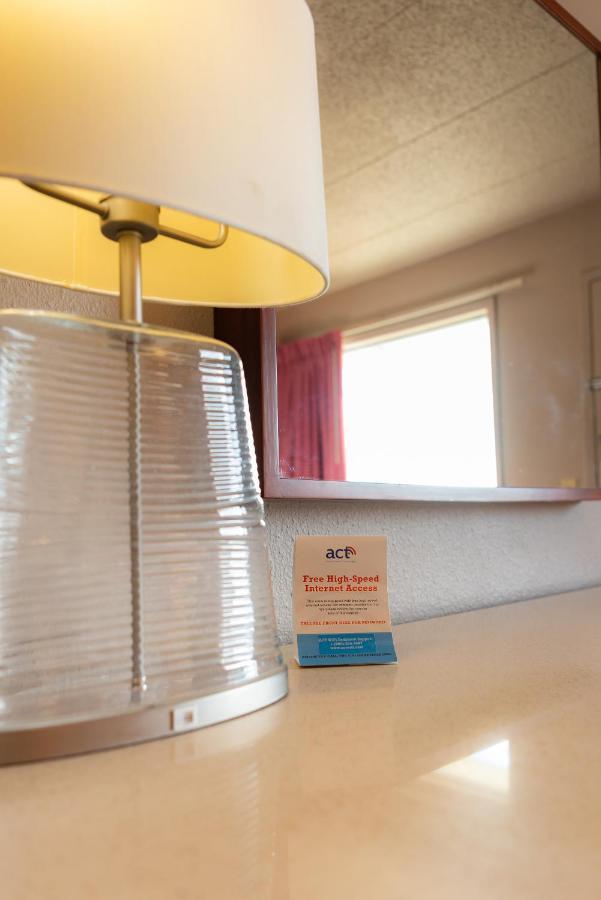 Spencer Inn & Suites Εξωτερικό φωτογραφία