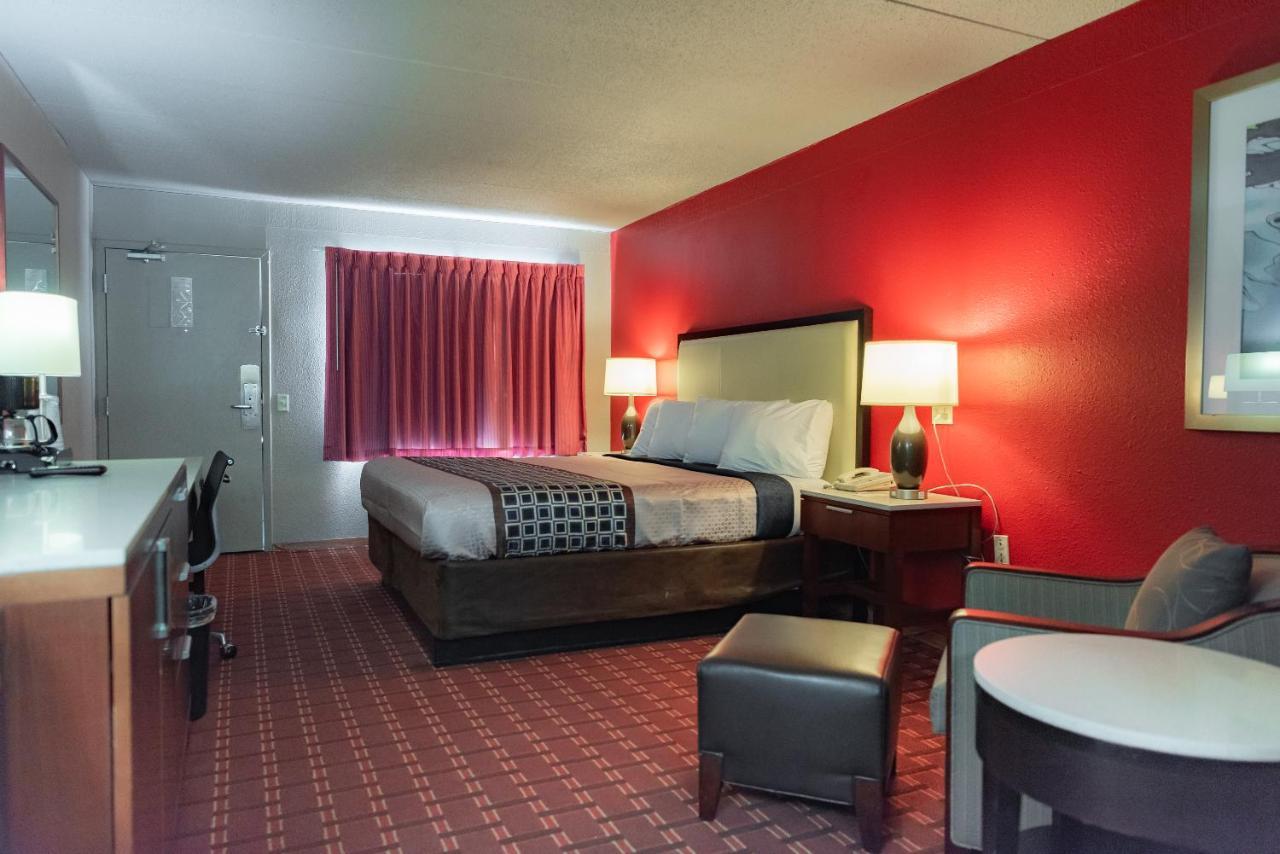 Spencer Inn & Suites Εξωτερικό φωτογραφία