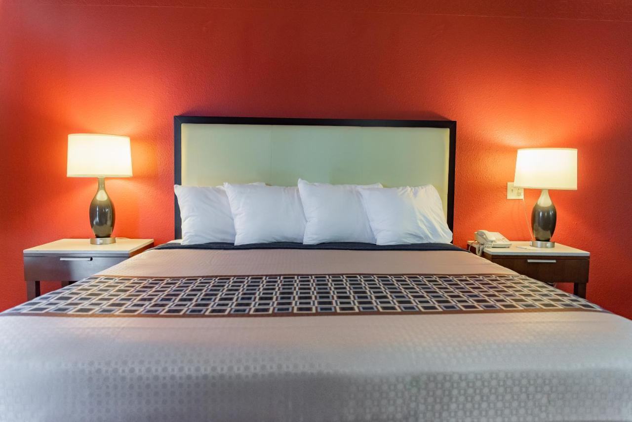 Spencer Inn & Suites Εξωτερικό φωτογραφία